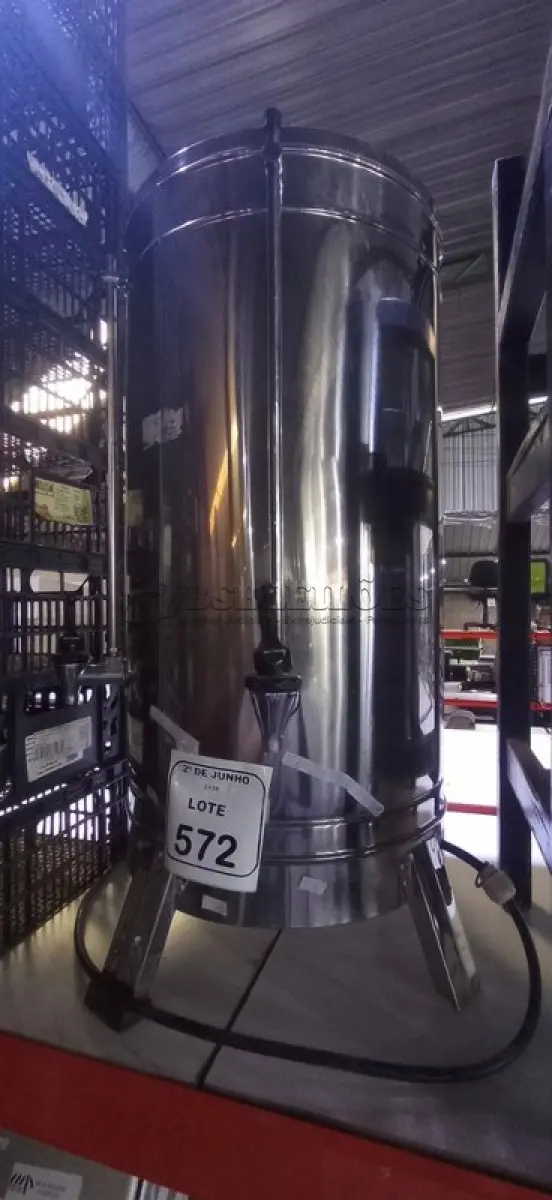 LOTE 572 - 01 CAFETEIRA INDUSTRIAL EM INOX. (NO ESTADO) ATENÇÃO! FAZER A VISITAÇÃO ANTES DE ARREMATAR, NÃO SABEMOS SE FUNCIONA, LEILÃO NÃO TEM GARANTIA E NEM DEVOLUÇÃO, SUJEITO A POSSÍVEIS AVARIAS VISÍVEIS/OCULTAS E/OU AUSÊNCIA DE COMPONENTES.