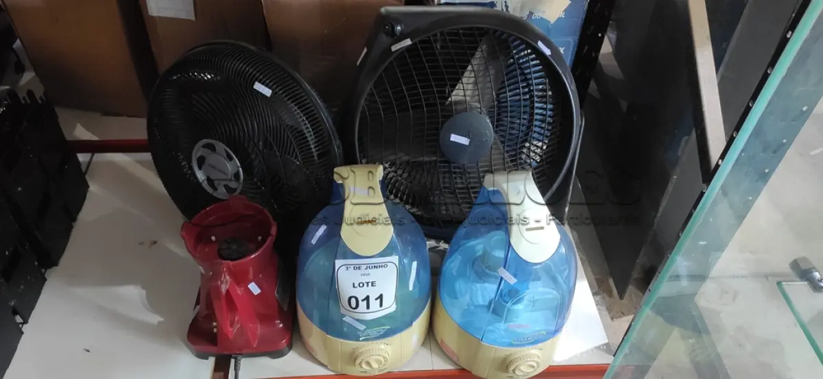 LOTE 011 - 02 UMIDIFICADORES DE AR, 01 MOTOR DE LIQUIDIFICADOR E 02 VENTILADORES DE MARCAS E MODELOS DIVERSOS. (NO ESTADO) ATENÇÃO! FAZER A VISITAÇÃO ANTES DE ARREMATAR, NÃO SABEMOS SE FUNCIONA, LEILÃO NÃO TEM GARANTIA E NEM DEVOLUÇÃO, SUJEITO A POSSÍVEIS AVARIAS VISÍVEIS/OCULTAS E/OU AUSÊNCIA DE COMPONENTES.