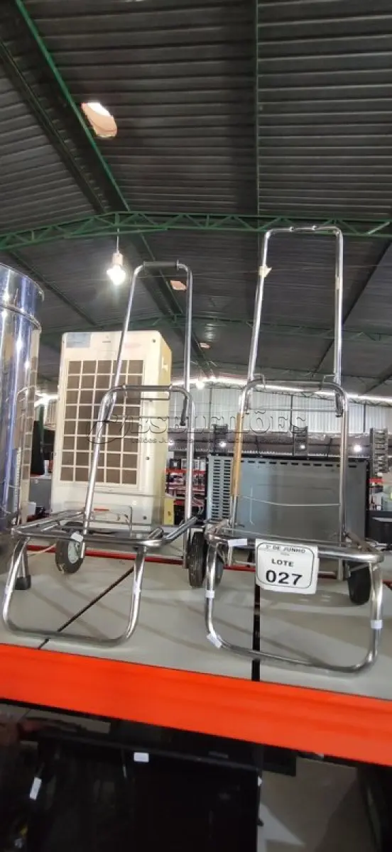 LOTE 027 - 02 CARRINHOS DE FEIRA. (NO ESTADO) ATENÇÃO! FAZER A VISITAÇÃO ANTES DE ARREMATAR, NÃO SABEMOS SE FUNCIONA, LEILÃO NÃO TEM GARANTIA E NEM DEVOLUÇÃO, SUJEITO A POSSÍVEIS AVARIAS VISÍVEIS/OCULTAS E/OU AUSÊNCIA DE COMPONENTES.
