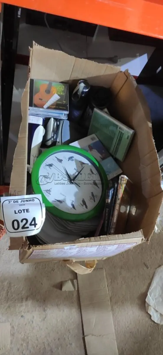 LOTE 024 - 01 IRRIGADOR ORAL PORTÁTIL, 02 FERROS DE PASSAR MARCA ARNO E GRANDE QUANTIDADE DE PRATOS DE LOUÇA E CDS E DVDS DIVERSOS. (NO ESTADO) ATENÇÃO! FAZER A VISITAÇÃO ANTES DE ARREMATAR, NÃO SABEMOS SE FUNCIONA, LEILÃO NÃO TEM GARANTIA E NEM DEVOLUÇÃO, SUJEITO A POSSÍVEIS AVARIAS VISÍVEIS/OCULTAS E/OU AUSÊNCIA DE COMPONENTES.