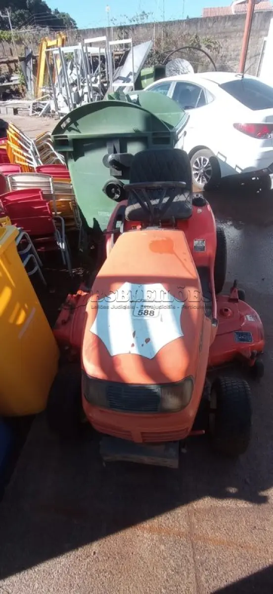 LOTE 588 - 01 TRATOR DE CORTAR GRAMA MODELO TG1860 MOTOR A DIESEL MARCA KUBOTA. (NO ESTADO) ATENÇÃO! FAZER A VISITAÇÃO ANTES DE ARREMATAR, NÃO SABEMOS SE FUNCIONA, LEILÃO NÃO TEM GARANTIA E NEM DEVOLUÇÃO, SUJEITO A POSSÍVEIS AVARIAS VISÍVEIS/OCULTAS E/OU AUSÊNCIA DE COMPONENTES.