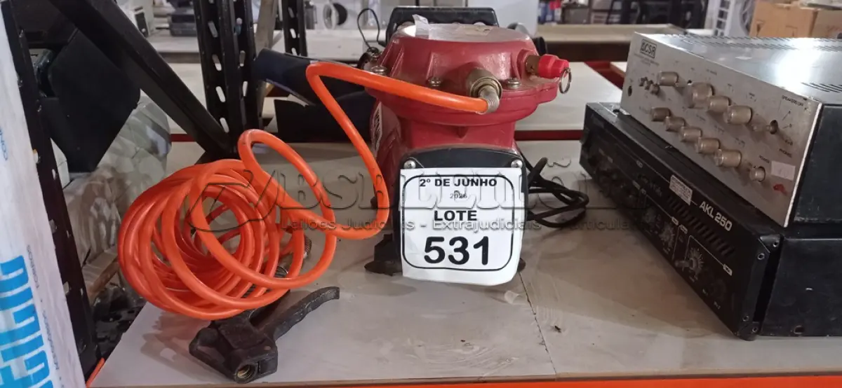 LOTE 531 - 01 COMPRESSOR DE AR COM MANGUEIRA. (NO ESTADO) ATENÇÃO! FAZER A VISITAÇÃO ANTES DE ARREMATAR, NÃO SABEMOS SE FUNCIONA, LEILÃO NÃO TEM GARANTIA E NEM DEVOLUÇÃO, SUJEITO A POSSÍVEIS AVARIAS VISÍVEIS/OCULTAS E/OU AUSÊNCIA DE COMPONENTES.
