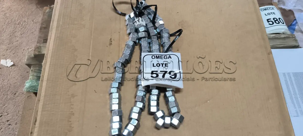 LOTE 579 - 100 PORCAS SEXTAVADAS POLIDA M13 X 1.5. (NO ESTADO EM QUE SE ENCONTRA. SUJEITO A AVARIAS OCULTAS/VISÍVEIS.)