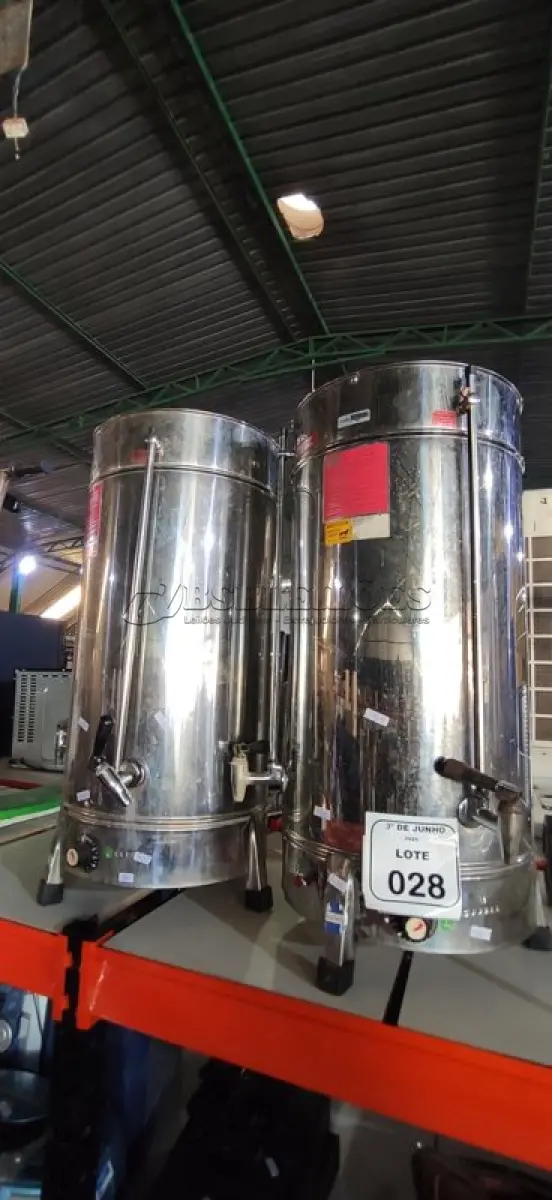 LOTE 028 - 02 CAFETEIRAS INDUSTRIAIS EM INOX. (NO ESTADO) ATENÇÃO! FAZER A VISITAÇÃO ANTES DE ARREMATAR, NÃO SABEMOS SE FUNCIONA, LEILÃO NÃO TEM GARANTIA E NEM DEVOLUÇÃO, SUJEITO A POSSÍVEIS AVARIAS VISÍVEIS/OCULTAS E/OU AUSÊNCIA DE COMPONENTES.