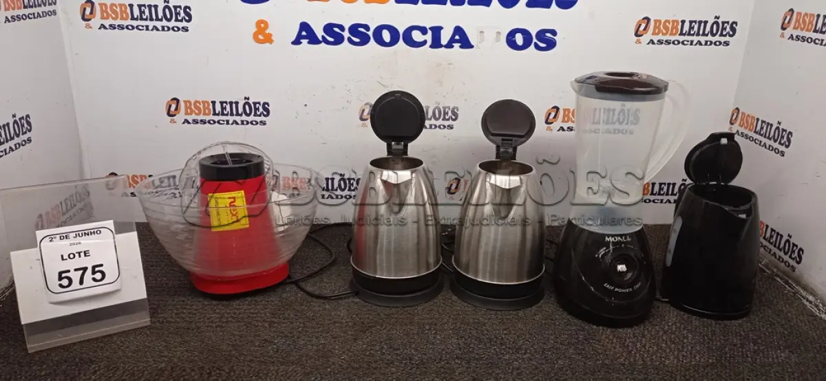 LOTE 575 - 01 PIPOQUEIRA ELÉTRICA 220V, 01 LIQUIDIFICADOR 220V E 03 CHALEIRAS ELÉTRICAS 220V MARCAS MONDIAL. (NO ESTADO) ATENÇÃO! FAZER A VISITAÇÃO ANTES DE ARREMATAR, NÃO SABEMOS SE FUNCIONA, LEILÃO NÃO TEM GARANTIA E NEM DEVOLUÇÃO, SUJEITO A POSSÍVEIS AVARIAS VISÍVEIS/OCULTAS E/OU AUSÊNCIA DE COMPONENTES.