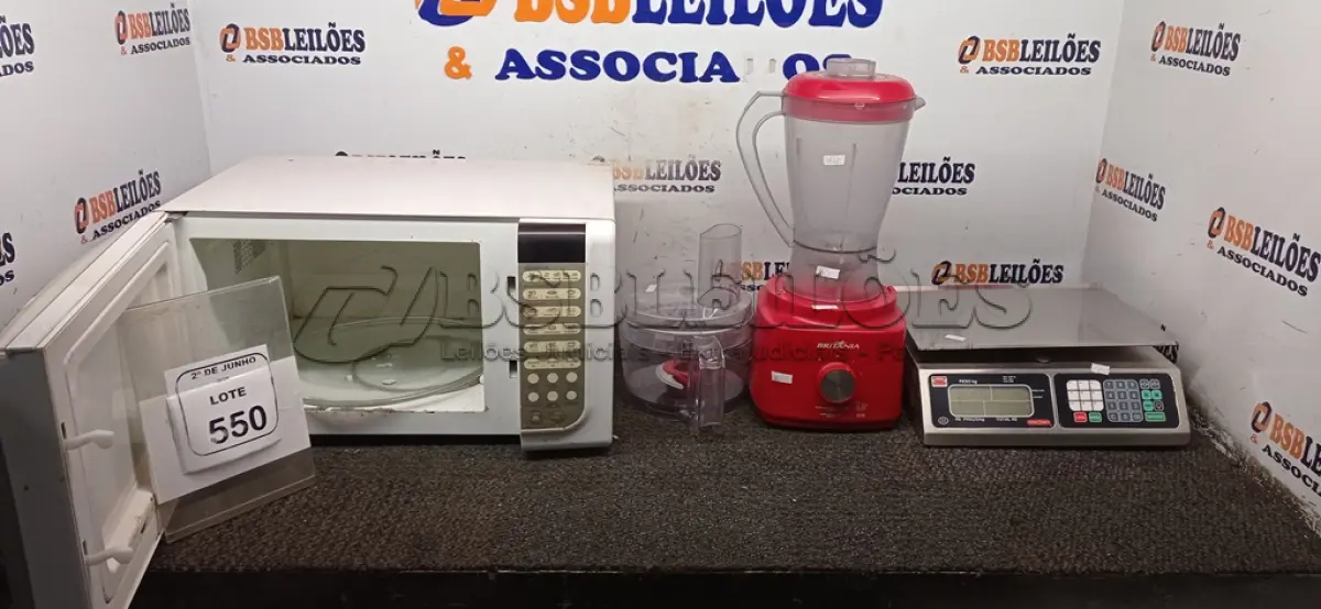 LOTE 550 - 01 MICRO-ONDAS 220V MARCA ELECTROLUX, 01 BALANÇA MARCA MAGNA E 01 LIQUIDIFICADOR/PROCESSADOR 220V MARCA BRITÂNIA. (NO ESTADO) ATENÇÃO! FAZER A VISITAÇÃO ANTES DE ARREMATAR, NÃO SABEMOS SE FUNCIONA, LEILÃO NÃO TEM GARANTIA E NEM DEVOLUÇÃO, SUJEITO A POSSÍVEIS AVARIAS VISÍVEIS/OCULTAS E/OU AUSÊNCIA DE COMPONENTES.