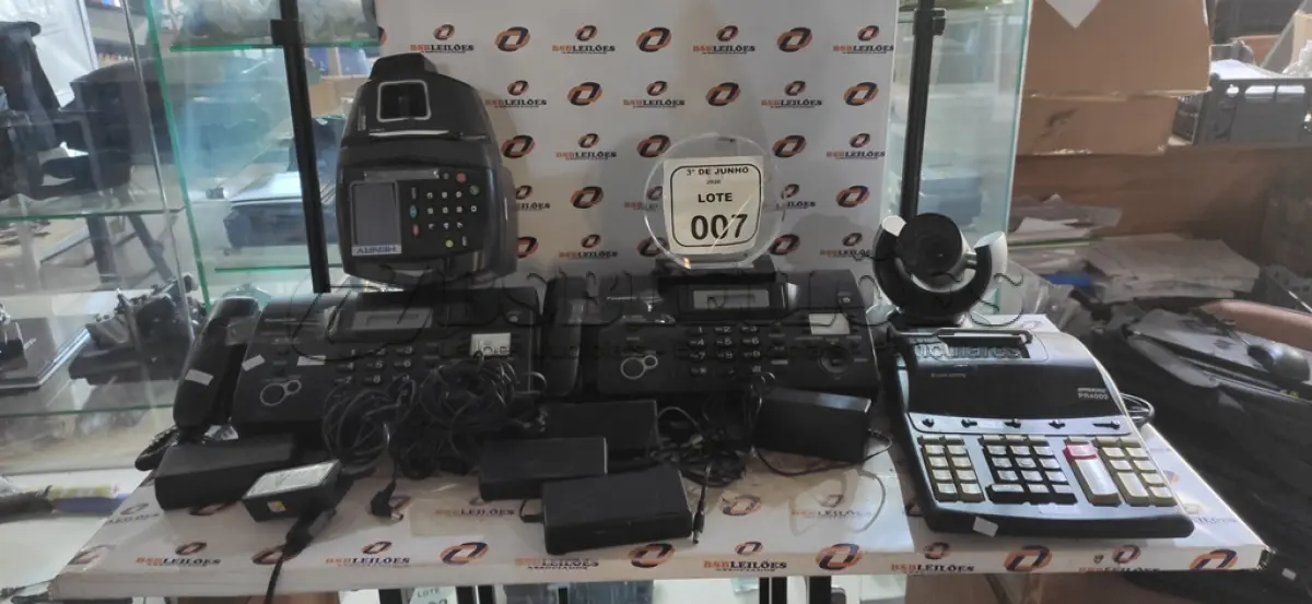 LOTE 007 - 02 APARELHOS DE FAX MODELO KX-FT932,01 RELÓGIO DE PONTO, 01 CALCULADORA COMERCIAL E 01 CÂMERA PARA APARELHOS DE VIDEOCONFERÊNCIA. (NO ESTADO) ATENÇÃO! FAZER A VISITAÇÃO ANTES DE ARREMATAR, NÃO SABEMOS SE FUNCIONA, LEILÃO NÃO TEM GARANTIA E NEM DEVOLUÇÃO, SUJEITO A POSSÍVEIS AVARIAS VISÍVEIS/OCULTAS E/OU AUSÊNCIA DE COMPONENTES.