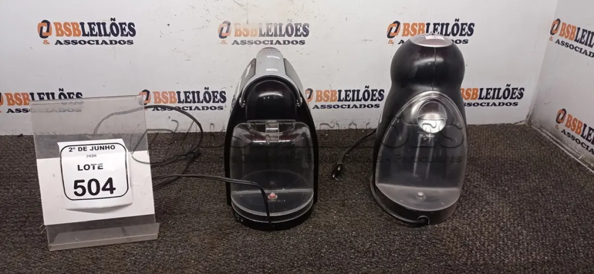 LOTE 504 - 01 CAFETEIRA MODELO NESPRESSO E 01 CAFETEIRA MODELO DOLCE GUSTO MARCA ARNO. (NO ESTADO) ATENÇÃO! FAZER A VISITAÇÃO ANTES DE ARREMATAR, NÃO SABEMOS SE FUNCIONA, LEILÃO NÃO TEM GARANTIA E NEM DEVOLUÇÃO, SUJEITO A POSSÍVEIS AVARIAS VISÍVEIS/OCULTAS E/OU AUSÊNCIA DE COMPONENTES.