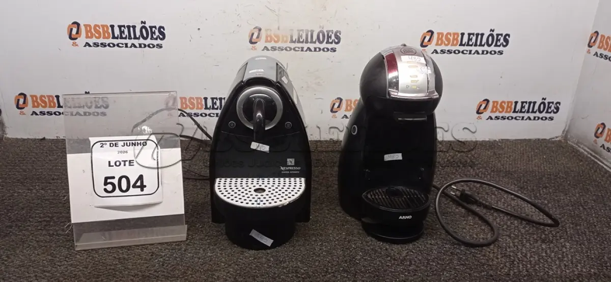 LOTE 504 - 01 CAFETEIRA MODELO NESPRESSO E 01 CAFETEIRA MODELO DOLCE GUSTO MARCA ARNO. (NO ESTADO) ATENÇÃO! FAZER A VISITAÇÃO ANTES DE ARREMATAR, NÃO SABEMOS SE FUNCIONA, LEILÃO NÃO TEM GARANTIA E NEM DEVOLUÇÃO, SUJEITO A POSSÍVEIS AVARIAS VISÍVEIS/OCULTAS E/OU AUSÊNCIA DE COMPONENTES.