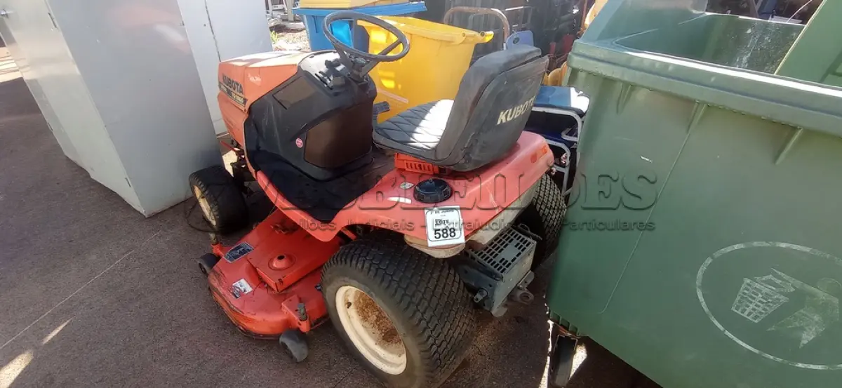 LOTE 588 - 01 TRATOR DE CORTAR GRAMA MODELO TG1860 MOTOR A DIESEL MARCA KUBOTA. (NO ESTADO) ATENÇÃO! FAZER A VISITAÇÃO ANTES DE ARREMATAR, NÃO SABEMOS SE FUNCIONA, LEILÃO NÃO TEM GARANTIA E NEM DEVOLUÇÃO, SUJEITO A POSSÍVEIS AVARIAS VISÍVEIS/OCULTAS E/OU AUSÊNCIA DE COMPONENTES.