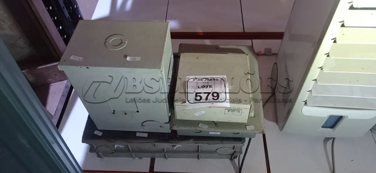 LOTE 579 - 01 CAIXA DE HIDRÔMETRO, 01 ESTABILIZADOR E 02 QUADROS ELÉTRICOS DE DIFERENTES MODELOS. (NO ESTADO) ATENÇÃO! FAZER A VISITAÇÃO ANTES DE ARREMATAR, NÃO SABEMOS SE FUNCIONA, LEILÃO NÃO TEM GARANTIA E NEM DEVOLUÇÃO, SUJEITO A POSSÍVEIS AVARIAS VISÍVEIS/OCULTAS E/OU AUSÊNCIA DE COMPONENTES.