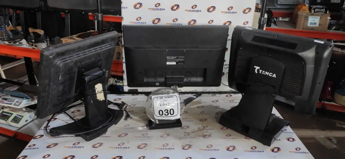 LOTE 030 - 01 MONITOR MARCA PRIZI E 02 MONITORES TOUTCH MARCA TANCA. (NO ESTADO) ATENÇÃO! FAZER A VISITAÇÃO ANTES DE ARREMATAR, NÃO SABEMOS SE FUNCIONA, LEILÃO NÃO TEM GARANTIA E NEM DEVOLUÇÃO, SUJEITO A POSSÍVEIS AVARIAS VISÍVEIS/OCULTAS E/OU AUSÊNCIA DE COMPONENTES.