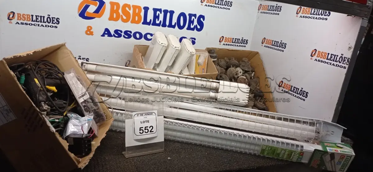 LOTE 552 - 01 LOTE COM VÁRIAS LUMINÁRIAS DE SOBREPOR E GRANDE QUANTIDADE DE PLUGUES ELÉTRICOS INDUSTRIAIS E CABOS ELETRÔNICOS DIVERSOS. (NO ESTADO) ATENÇÃO! FAZER A VISITAÇÃO ANTES DE ARREMATAR, NÃO SABEMOS SE FUNCIONA, LEILÃO NÃO TEM GARANTIA E NEM DEVOLUÇÃO, SUJEITO A POSSÍVEIS AVARIAS VISÍVEIS/OCULTAS E/OU AUSÊNCIA DE COMPONENTES.