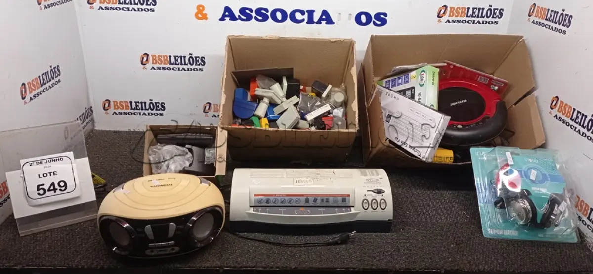 LOTE 549 - 01 ASPIRADOR ROBÔ MARCA MULTILASER, 01 HEADSET MARCA INOVA, 02 CALCULADORAS, 01 MÁQUINA DE CARTÃO MODENINHA PRO, 01 JOYSTICK DE VÍDEO GAME, 01 SCANNER 110V MARCA MENNO, 01 APARELHO DE SOM PORTÁTIL MARCA MONDIAL, 03 MOUSES SEM FIO, 01 TECLADO SEM FIO PARA PC, 02 TELEFONES FIXOS E VÁRIOS CARIMBOS E ELETRÔNICOS DIVERSOS. (NO ESTADO) ATENÇÃO! FAZER A VISITAÇÃO ANTES DE ARREMATAR, NÃO SABEMOS SE FUNCIONA, LEILÃO NÃO TEM GARANTIA E NEM DEVOLUÇÃO, SUJEITO A POSSÍVEIS AVARIAS VISÍVEIS/OCULTAS E/OU AUSÊNCIA DE COMPONENTES.