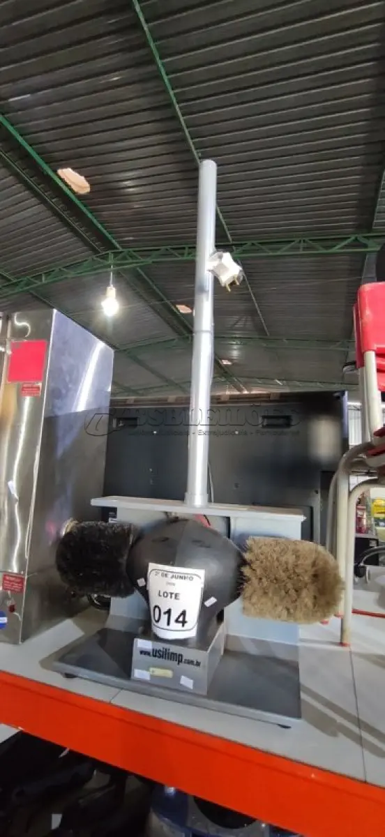 LOTE 014 - 01 MÁQUINA DE LUSTRAR CALÇADOS PROFISSIONAL MARCA USILIMP. (NO ESTADO) ATENÇÃO! FAZER A VISITAÇÃO ANTES DE ARREMATAR, NÃO SABEMOS SE FUNCIONA, LEILÃO NÃO TEM GARANTIA E NEM DEVOLUÇÃO, SUJEITO A POSSÍVEIS AVARIAS VISÍVEIS/OCULTAS E/OU AUSÊNCIA DE COMPONENTES.