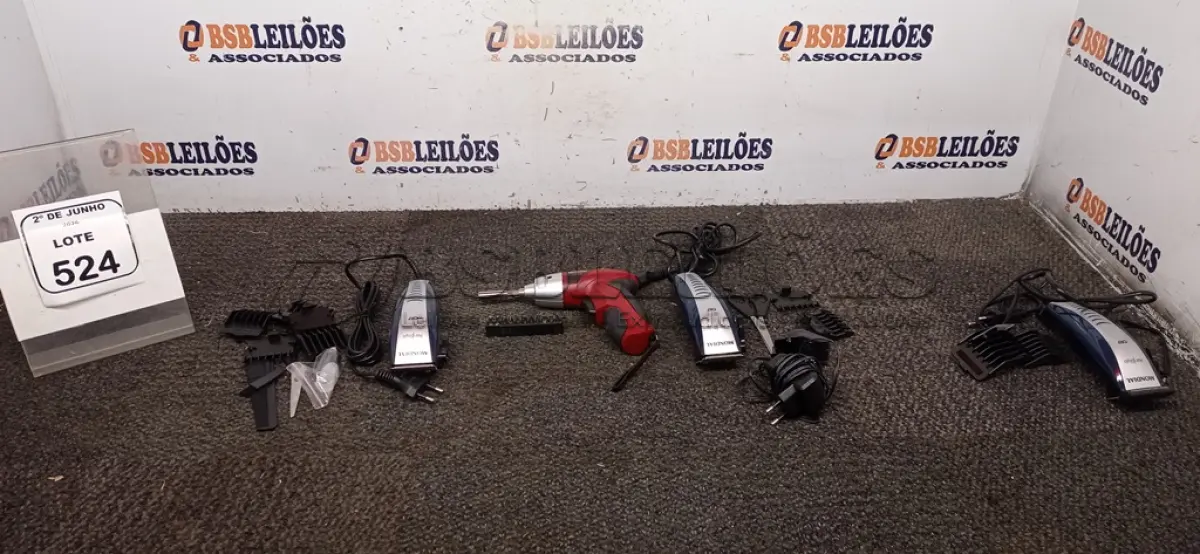 LOTE 524 - 03 MÁQUINAS DE CORTAR CABELO 220V MARCA MONDIAL E 01 PARAFUSADEIRA A BATERIA MARCA MONDIAL. (NO ESTADO) ATENÇÃO! FAZER A VISITAÇÃO ANTES DE ARREMATAR, NÃO SABEMOS SE FUNCIONA, LEILÃO NÃO TEM GARANTIA E NEM DEVOLUÇÃO, SUJEITO A POSSÍVEIS AVARIAS VISÍVEIS/OCULTAS E/OU AUSÊNCIA DE COMPONENTES.