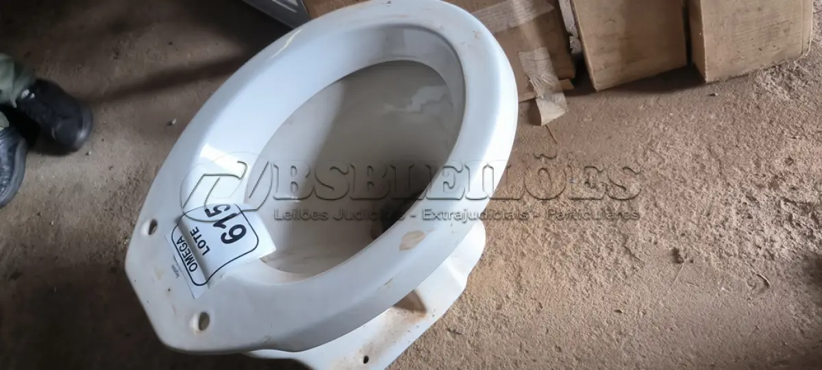 LOTE 615 - 01 VASO SANITÁRIO - LOUÇA BRANCA. (NO ESTADO EM QUE SE ENCONTRA. SUJEITO A AVARIAS OCULTAS/VISÍVEIS.)