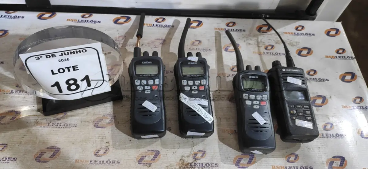 LOTE 181 - 03 RÁDIOS COMUNICADORES MARCA UNIDEN E 01 RÁDIO COMUNICADOR MARCA MOTOROLA. (NO ESTADO) ATENÇÃO! FAZER A VISITAÇÃO ANTES DE ARREMATAR, NÃO SABEMOS SE FUNCIONA, LEILÃO NÃO TEM GARANTIA E NEM DEVOLUÇÃO, SUJEITO A POSSÍVEIS AVARIAS VISÍVEIS/OCULTAS E/OU AUSÊNCIA DE COMPONENTES.
