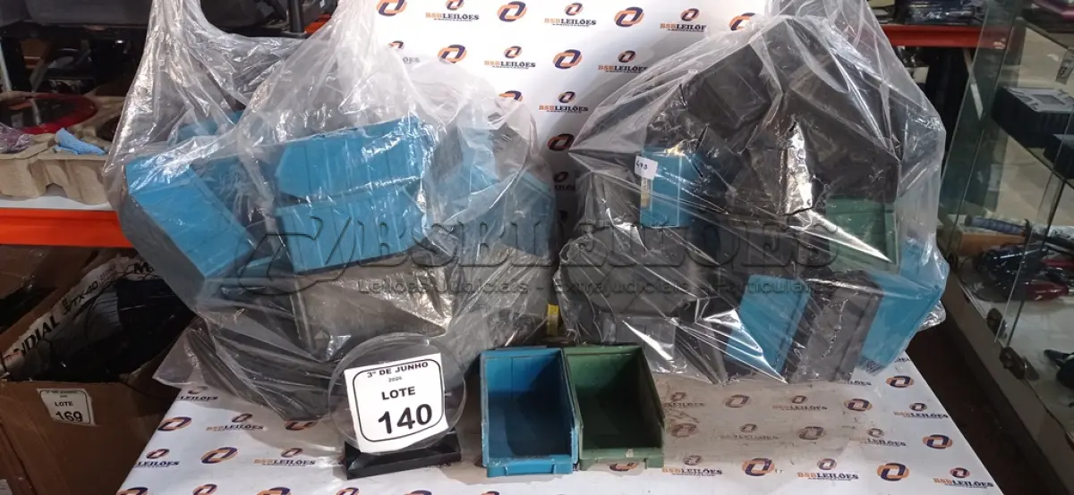 LOTE 140 - 01 LOTE COM GRANDE QUANTIDADE DE CAIXAS DE PLÁSTICO ORGANIZADORAS DE PARAFUSOS. (NO ESTADO) ATENÇÃO! FAZER A VISITAÇÃO ANTES DE ARREMATAR, NÃO SABEMOS SE FUNCIONA, LEILÃO NÃO TEM GARANTIA E NEM DEVOLUÇÃO, SUJEITO A POSSÍVEIS AVARIAS VISÍVEIS/OCULTAS E/OU AUSÊNCIA DE COMPONENTES.