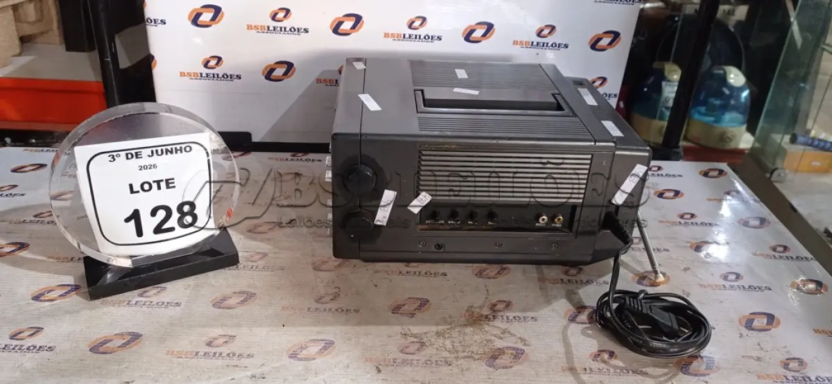 LOTE 128 - 01 MIN TV/RÁDIO MARCA GOLDSTAR. (NO ESTADO) ATENÇÃO! FAZER A VISITAÇÃO ANTES DE ARREMATAR, NÃO SABEMOS SE FUNCIONA, LEILÃO NÃO TEM GARANTIA E NEM DEVOLUÇÃO, SUJEITO A POSSÍVEIS AVARIAS VISÍVEIS/OCULTAS E/OU AUSÊNCIA DE COMPONENTES.