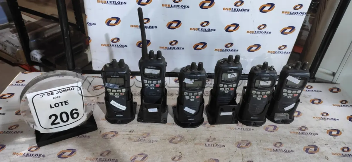LOTE 206 - 06 RÁDIOS COMUNICADORES MODELO ATLANTIS 250 MARCA UNIDEN COM BASE DE CARREGADOR. (NO ESTADO) ATENÇÃO! FAZER A VISITAÇÃO ANTES DE ARREMATAR, NÃO SABEMOS SE FUNCIONA, LEILÃO NÃO TEM GARANTIA E NEM DEVOLUÇÃO, SUJEITO A POSSÍVEIS AVARIAS VISÍVEIS/OCULTAS E/OU AUSÊNCIA DE COMPONENTES.