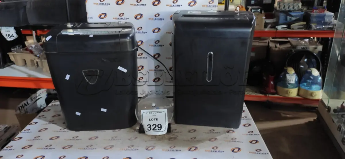 LOTE 329 - 02 FRAGMENTADORAS DE PAPEL MARCAS AURORA E EVISYS. (NO ESTADO) ATENÇÃO! FAZER A VISITAÇÃO ANTES DE ARREMATAR, NÃO SABEMOS SE FUNCIONA, LEILÃO NÃO TEM GARANTIA E NEM DEVOLUÇÃO, SUJEITO A POSSÍVEIS AVARIAS VISÍVEIS/OCULTAS E/OU AUSÊNCIA DE COMPONENTES.
