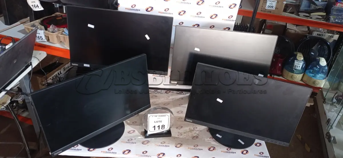 LOTE 118 - 04 MONITORES MODELOS THINLVISION MARCA LENOVO. (NO ESTADO) ATENÇÃO! FAZER A VISITAÇÃO ANTES DE ARREMATAR, NÃO SABEMOS SE FUNCIONA, LEILÃO NÃO TEM GARANTIA E NEM DEVOLUÇÃO, SUJEITO A POSSÍVEIS AVARIAS VISÍVEIS/OCULTAS E/OU AUSÊNCIA DE COMPONENTES.