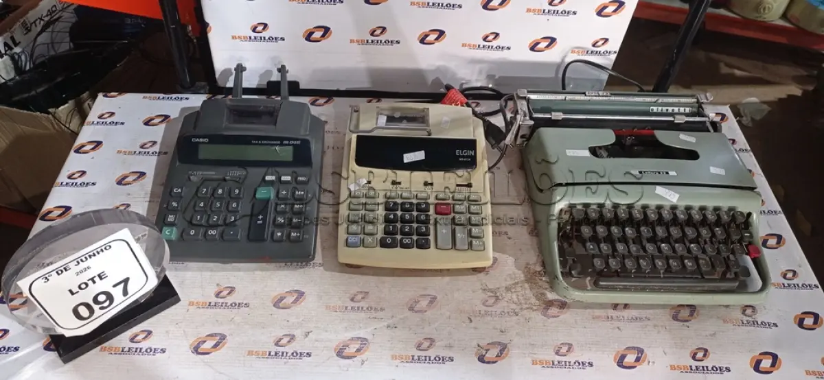 LOTE 097 - 01 MÁQUINA DE ESCREVER MODELO LETTERA MARCA OLIVETTI E 02 CALCULADORAS COMERCIAIS. (NO ESTADO) ATENÇÃO! FAZER A VISITAÇÃO ANTES DE ARREMATAR, NÃO SABEMOS SE FUNCIONA, LEILÃO NÃO TEM GARANTIA E NEM DEVOLUÇÃO, SUJEITO A POSSÍVEIS AVARIAS VISÍVEIS/OCULTAS E/OU AUSÊNCIA DE COMPONENTES.