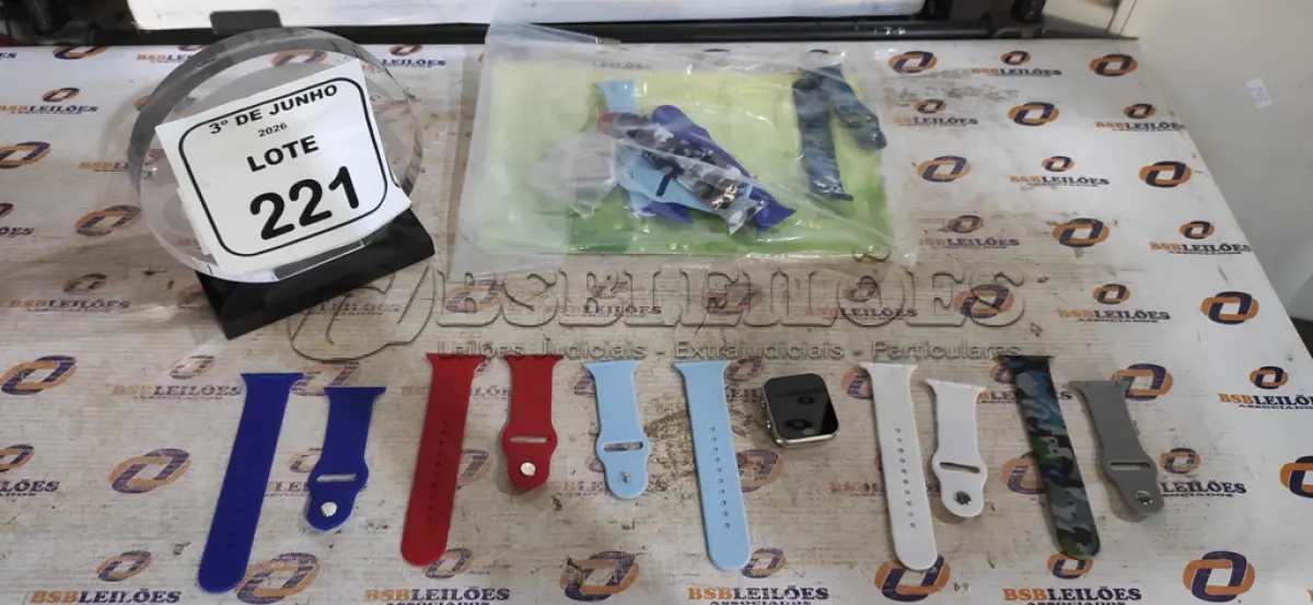 LOTE 221 - 02 RELÓGIOS INTELIGENTES COM 05 PULSEIRAS. (NO ESTADO) ATENÇÃO! FAZER A VISITAÇÃO ANTES DE ARREMATAR, NÃO SABEMOS SE FUNCIONA, LEILÃO NÃO TEM GARANTIA E NEM DEVOLUÇÃO, SUJEITO A POSSÍVEIS AVARIAS VISÍVEIS/OCULTAS E/OU AUSÊNCIA DE COMPONENTES.