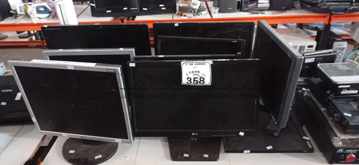 LOTE 358 - 09 MONITORES DE MARCAS E MODELOS DIVERSOS. (NO ESTADO) ATENÇÃO! FAZER A VISITAÇÃO ANTES DE ARREMATAR, NÃO SABEMOS SE FUNCIONA, LEILÃO NÃO TEM GARANTIA E NEM DEVOLUÇÃO, SUJEITO A POSSÍVEIS AVARIAS VISÍVEIS/OCULTAS E/OU AUSÊNCIA DE COMPONENTES.