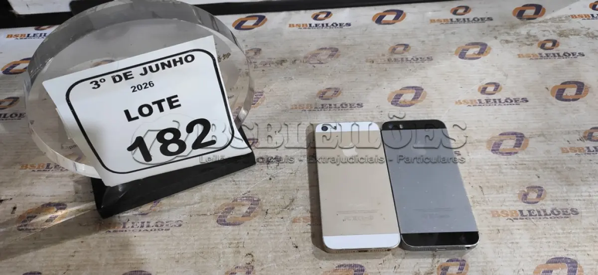 LOTE 182 - 02 IPHONES MODELOS ANTIGOS PARA RETIRADA DE PEÇAS. (NO ESTADO) ATENÇÃO! FAZER A VISITAÇÃO ANTES DE ARREMATAR, NÃO SABEMOS SE FUNCIONA, LEILÃO NÃO TEM GARANTIA E NEM DEVOLUÇÃO, SUJEITO A POSSÍVEIS AVARIAS VISÍVEIS/OCULTAS E/OU AUSÊNCIA DE COMPONENTES.