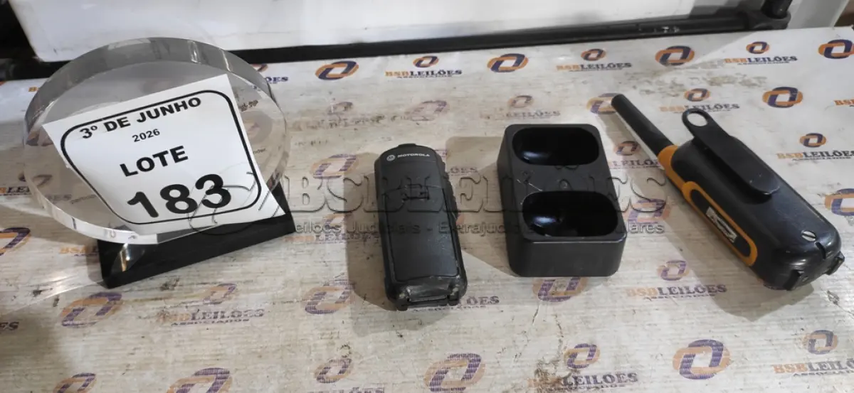 LOTE 183 - 02 RÁDIOS COMUNICADORES MARCAS INTELBRAS E MOTOROLA. (NO ESTADO) ATENÇÃO! FAZER A VISITAÇÃO ANTES DE ARREMATAR, NÃO SABEMOS SE FUNCIONA, LEILÃO NÃO TEM GARANTIA E NEM DEVOLUÇÃO, SUJEITO A POSSÍVEIS AVARIAS VISÍVEIS/OCULTAS E/OU AUSÊNCIA DE COMPONENTES.