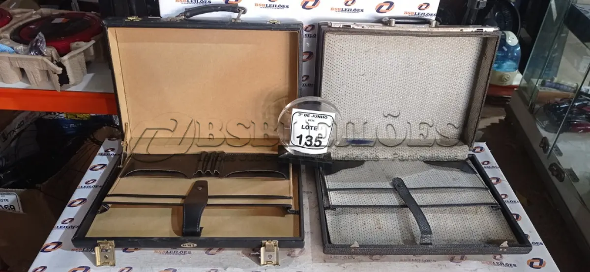 LOTE 135 - 02 MALETAS COM TRANCA. (NO ESTADO) ATENÇÃO! FAZER A VISITAÇÃO ANTES DE ARREMATAR, NÃO SABEMOS SE FUNCIONA, LEILÃO NÃO TEM GARANTIA E NEM DEVOLUÇÃO, SUJEITO A POSSÍVEIS AVARIAS VISÍVEIS/OCULTAS E/OU AUSÊNCIA DE COMPONENTES.