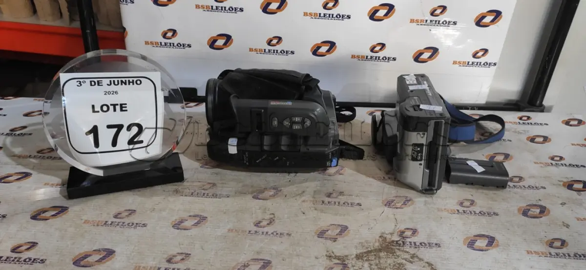 LOTE 172 - 02 FILMADORAS MARCAS SONY E PANASONIC. (NO ESTADO) ATENÇÃO! FAZER A VISITAÇÃO ANTES DE ARREMATAR, NÃO SABEMOS SE FUNCIONA, LEILÃO NÃO TEM GARANTIA E NEM DEVOLUÇÃO, SUJEITO A POSSÍVEIS AVARIAS VISÍVEIS/OCULTAS E/OU AUSÊNCIA DE COMPONENTES.