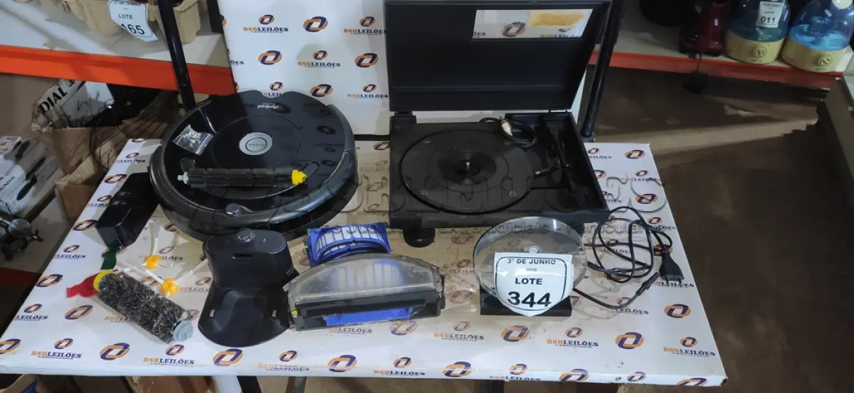 LOTE 344 - 01 ASPIRADOR DE ROBÔ E 01 TOCA DISCO. (NO ESTADO) ATENÇÃO! FAZER A VISITAÇÃO ANTES DE ARREMATAR, NÃO SABEMOS SE FUNCIONA, LEILÃO NÃO TEM GARANTIA E NEM DEVOLUÇÃO, SUJEITO A POSSÍVEIS AVARIAS VISÍVEIS/OCULTAS E/OU AUSÊNCIA DE COMPONENTES.