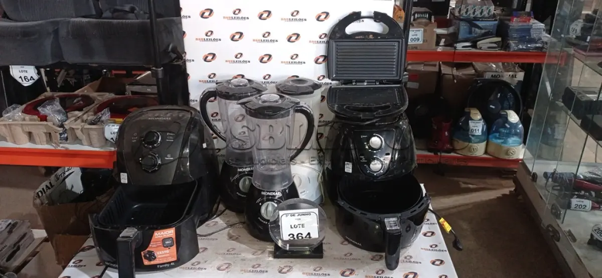 LOTE 364 - 03 LIQUIDIFICADORES, 01 SANDUICHEIRA E 02 AIR FRYERS. (NO ESTADO) ATENÇÃO! FAZER A VISITAÇÃO ANTES DE ARREMATAR, NÃO SABEMOS SE FUNCIONA, LEILÃO NÃO TEM GARANTIA E NEM DEVOLUÇÃO, SUJEITO A POSSÍVEIS AVARIAS VISÍVEIS/OCULTAS E/OU AUSÊNCIA DE COMPONENTES.