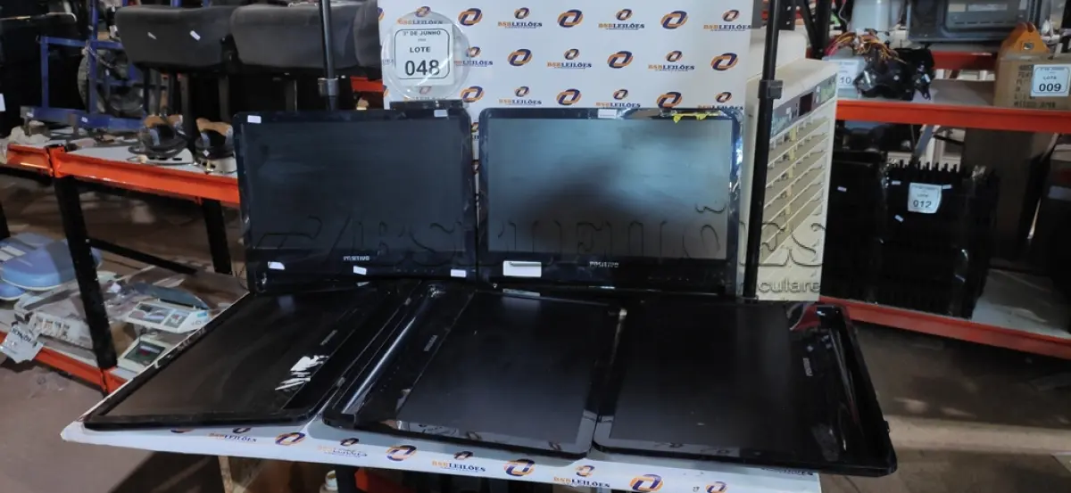 LOTE 048 - 05 MONITORES LCD COLORIDO MARCA POSITIVO. (NO ESTADO) ATENÇÃO! FAZER A VISITAÇÃO ANTES DE ARREMATAR, NÃO SABEMOS SE FUNCIONA, LEILÃO NÃO TEM GARANTIA E NEM DEVOLUÇÃO, SUJEITO A POSSÍVEIS AVARIAS VISÍVEIS/OCULTAS E/OU AUSÊNCIA DE COMPONENTES.