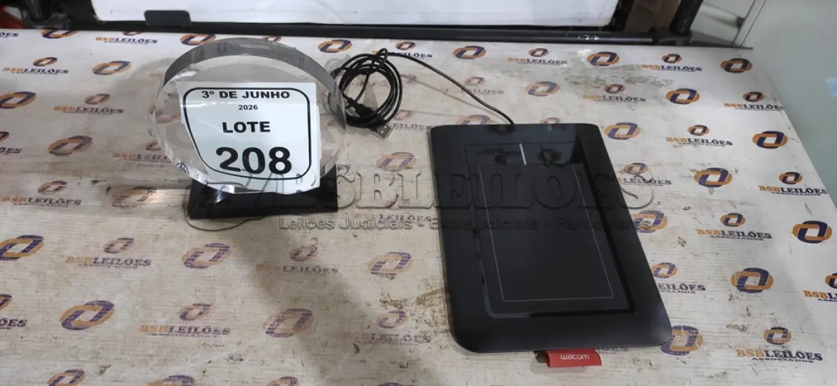 LOTE 208 - 01 MESA DIGITALIZADORA MODELO BAMBOO MARCA WACOM. (NO ESTADO) ATENÇÃO! FAZER A VISITAÇÃO ANTES DE ARREMATAR, NÃO SABEMOS SE FUNCIONA, LEILÃO NÃO TEM GARANTIA E NEM DEVOLUÇÃO, SUJEITO A POSSÍVEIS AVARIAS VISÍVEIS/OCULTAS E/OU AUSÊNCIA DE COMPONENTES.