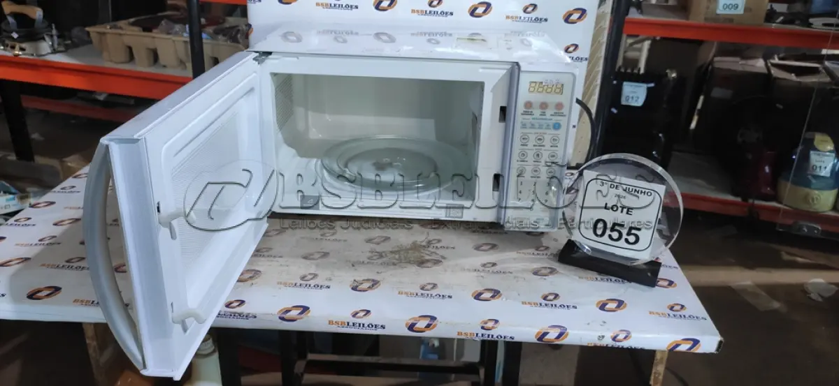 LOTE 055 - 01 MICRO-ONDAS MODELO MT030 127V MARCA ELECTROLUX COM PRATO. (NO ESTADO) ATENÇÃO! FAZER A VISITAÇÃO ANTES DE ARREMATAR, NÃO SABEMOS SE FUNCIONA, LEILÃO NÃO TEM GARANTIA E NEM DEVOLUÇÃO, SUJEITO A POSSÍVEIS AVARIAS VISÍVEIS/OCULTAS E/OU AUSÊNCIA DE COMPONENTES.