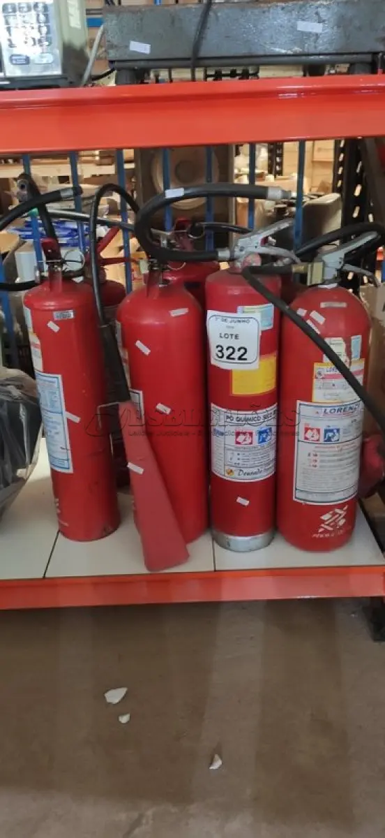 LOTE 322 - 07 EXTINTORES DE TAMANHOS DIVERSOS. (NO ESTADO) ATENÇÃO! FAZER A VISITAÇÃO ANTES DE ARREMATAR, NÃO SABEMOS SE FUNCIONA, LEILÃO NÃO TEM GARANTIA E NEM DEVOLUÇÃO, SUJEITO A POSSÍVEIS AVARIAS VISÍVEIS/OCULTAS E/OU AUSÊNCIA DE COMPONENTES.