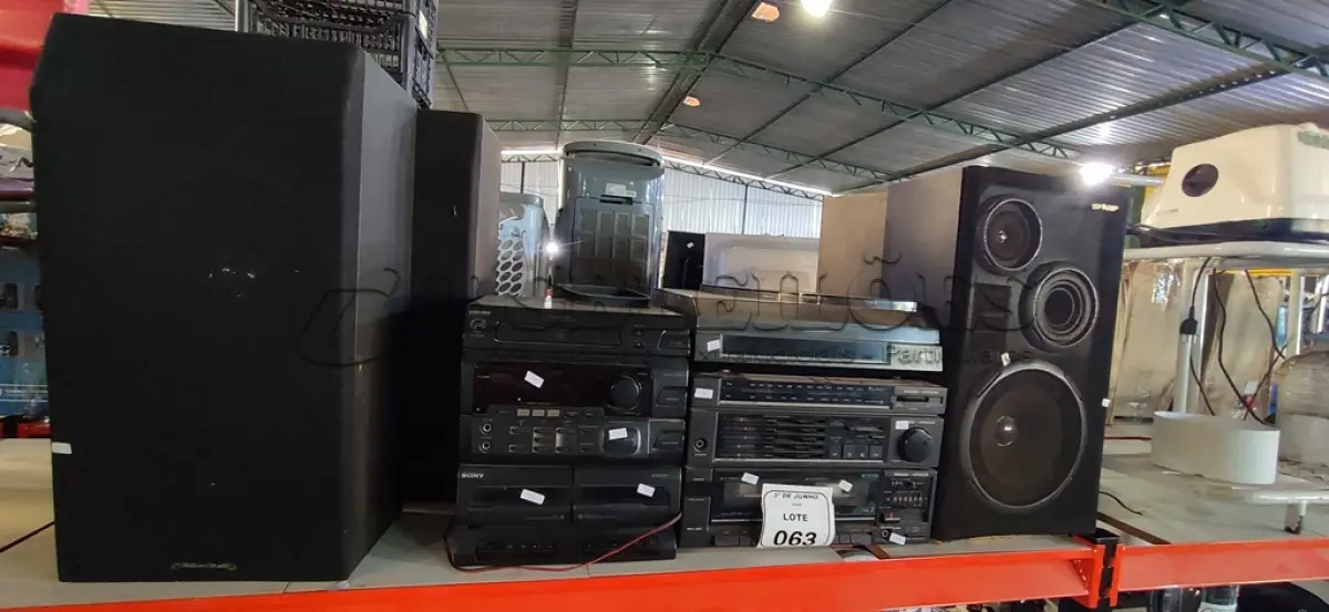 LOTE 063 - 01 RÁDIO VITROLA TOCA FITAS MODELO PRDT-300D MARCA PHILCO-HITACHI, 01 MICRO SYSTEM MODELO FH-G50 MARCA SONY E 04 CAIXAS DE SOM DE MARCAS E MODELOS DIVERSOS. (NO ESTADO) ATENÇÃO! FAZER A VISITAÇÃO ANTES DE ARREMATAR, NÃO SABEMOS SE FUNCIONA, LEILÃO NÃO TEM GARANTIA E NEM DEVOLUÇÃO, SUJEITO A POSSÍVEIS AVARIAS VISÍVEIS/OCULTAS E/OU AUSÊNCIA DE COMPONENTES.