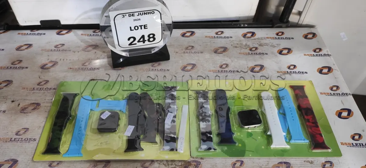 LOTE 248 - 02 RELÓGIOS INTELIGENTES COM 05 PULSEIRAS. (NO ESTADO) ATENÇÃO! FAZER A VISITAÇÃO ANTES DE ARREMATAR, NÃO SABEMOS SE FUNCIONA, LEILÃO NÃO TEM GARANTIA E NEM DEVOLUÇÃO, SUJEITO A POSSÍVEIS AVARIAS VISÍVEIS/OCULTAS E/OU AUSÊNCIA DE COMPONENTES.