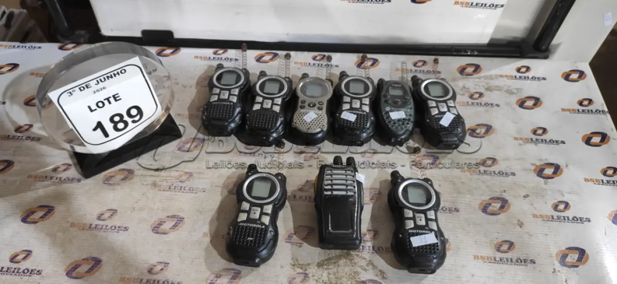 LOTE 189 - 09 RÁDIOS COMUNICADORES DE MARCAS E MODELOS DIVERSOS. (NO ESTADO) ATENÇÃO! FAZER A VISITAÇÃO ANTES DE ARREMATAR, NÃO SABEMOS SE FUNCIONA, LEILÃO NÃO TEM GARANTIA E NEM DEVOLUÇÃO, SUJEITO A POSSÍVEIS AVARIAS VISÍVEIS/OCULTAS E/OU AUSÊNCIA DE COMPONENTES.