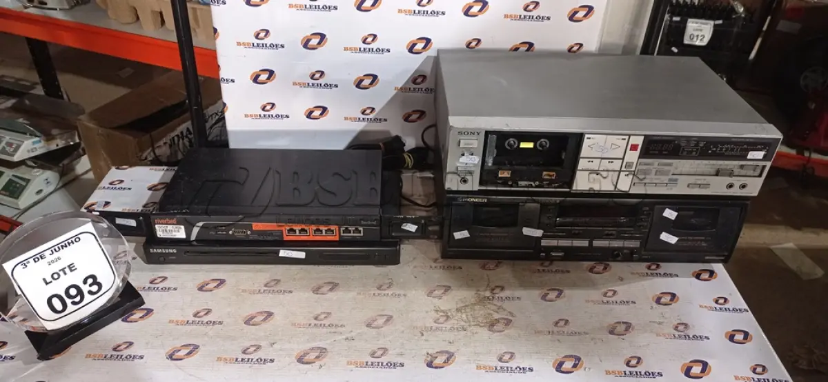 LOTE 093 - 01 DUBLE CASSETE DECK MARCA PIONEER, 01 CASSETE DECK MODELO TC-FX510R, 01 ACELERADOR DE APLICAÇÕES WAN STEELHEAD MARCA RIVERBED E 01 APARELHO DE DVD MARCA SAMSUNG. (NO ESTADO) ATENÇÃO! FAZER A VISITAÇÃO ANTES DE ARREMATAR, NÃO SABEMOS SE FUNCIONA, LEILÃO NÃO TEM GARANTIA E NEM DEVOLUÇÃO, SUJEITO A POSSÍVEIS AVARIAS VISÍVEIS/OCULTAS E/OU AUSÊNCIA DE COMPONENTES.