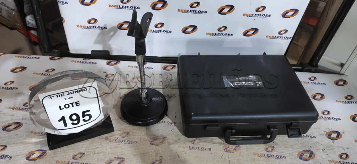 LOTE 195 - 01 KIT DE MICROFONE COM RECEPTOR, MICROFONE E SUPORTE MODELO M5115-UHF MARCA TSI. (NO ESTADO) ATENÇÃO! FAZER A VISITAÇÃO ANTES DE ARREMATAR, NÃO SABEMOS SE FUNCIONA, LEILÃO NÃO TEM GARANTIA E NEM DEVOLUÇÃO, SUJEITO A POSSÍVEIS AVARIAS VISÍVEIS/OCULTAS E/OU AUSÊNCIA DE COMPONENTES.