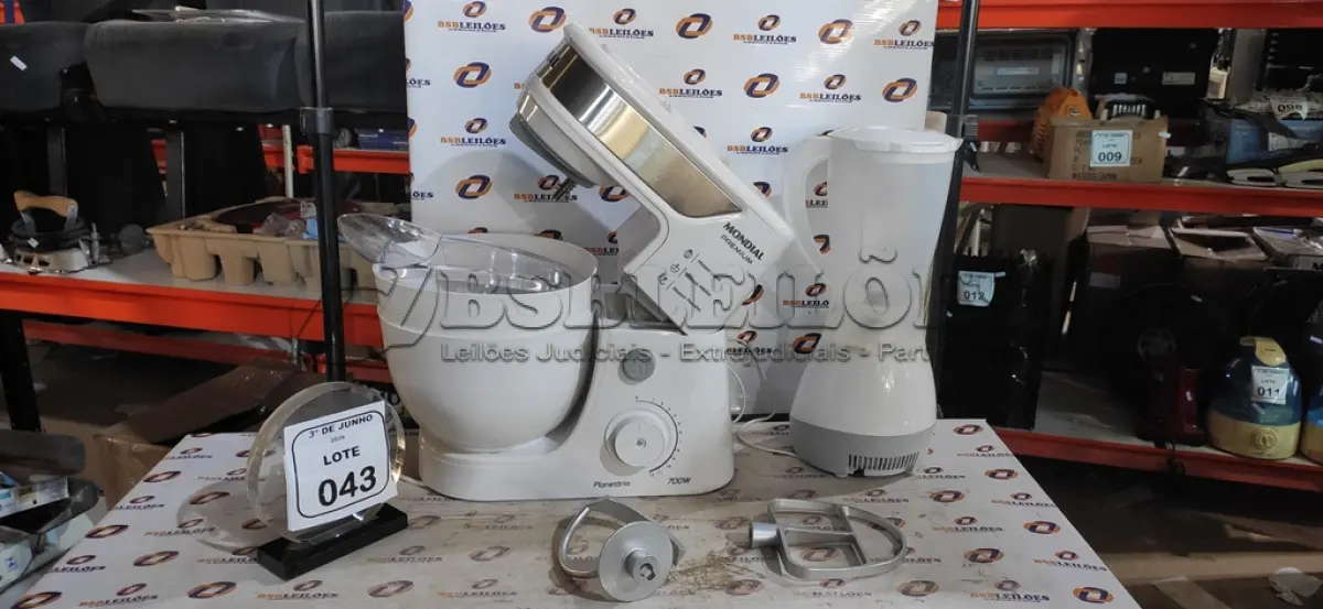 LOTE 043 - 01 BATEDEIRA PLANETÁRIA 220V MARCA MONDIAL E 01 LIQUIDIFICADOR MODELO EASY. (NO ESTADO) ATENÇÃO! FAZER A VISITAÇÃO ANTES DE ARREMATAR, NÃO SABEMOS SE FUNCIONA, LEILÃO NÃO TEM GARANTIA E NEM DEVOLUÇÃO, SUJEITO A POSSÍVEIS AVARIAS VISÍVEIS/OCULTAS E/OU AUSÊNCIA DE COMPONENTES.