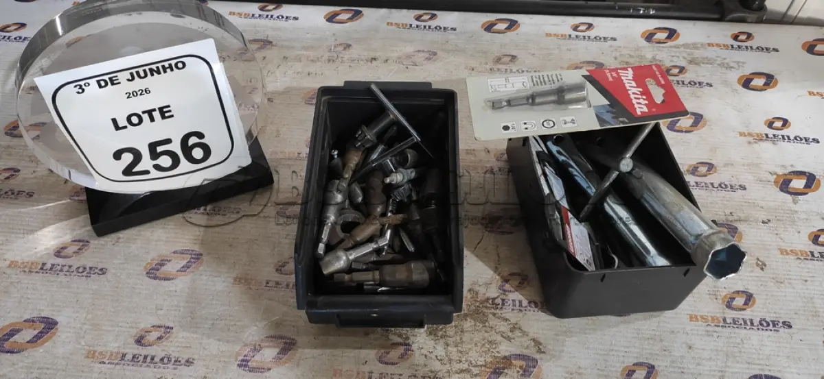 LOTE 256 - 01 CAIXA COM CHAVE PARA MANDRIL E CHAVES MAGNÉTICAS DIVERSAS, 2 CHAVES DE VELA, 02 BITS 3/8 E 02 CACHIMBOS N*10. (NO ESTADO) ATENÇÃO! FAZER A VISITAÇÃO ANTES DE ARREMATAR, NÃO SABEMOS SE FUNCIONA, LEILÃO NÃO TEM GARANTIA E NEM DEVOLUÇÃO, SUJEITO A POSSÍVEIS AVARIAS VISÍVEIS/OCULTAS E/OU AUSÊNCIA DE COMPONENTES.
