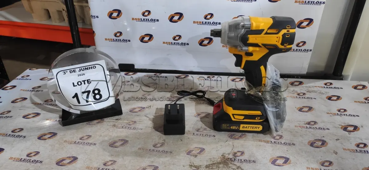 LOTE 178 - 01 CHAVE DE IMPACTO A BATERIA 48V COM CARREGADOR. (NO ESTADO) ATENÇÃO! FAZER A VISITAÇÃO ANTES DE ARREMATAR, NÃO SABEMOS SE FUNCIONA, LEILÃO NÃO TEM GARANTIA E NEM DEVOLUÇÃO, SUJEITO A POSSÍVEIS AVARIAS VISÍVEIS/OCULTAS E/OU AUSÊNCIA DE COMPONENTES.
