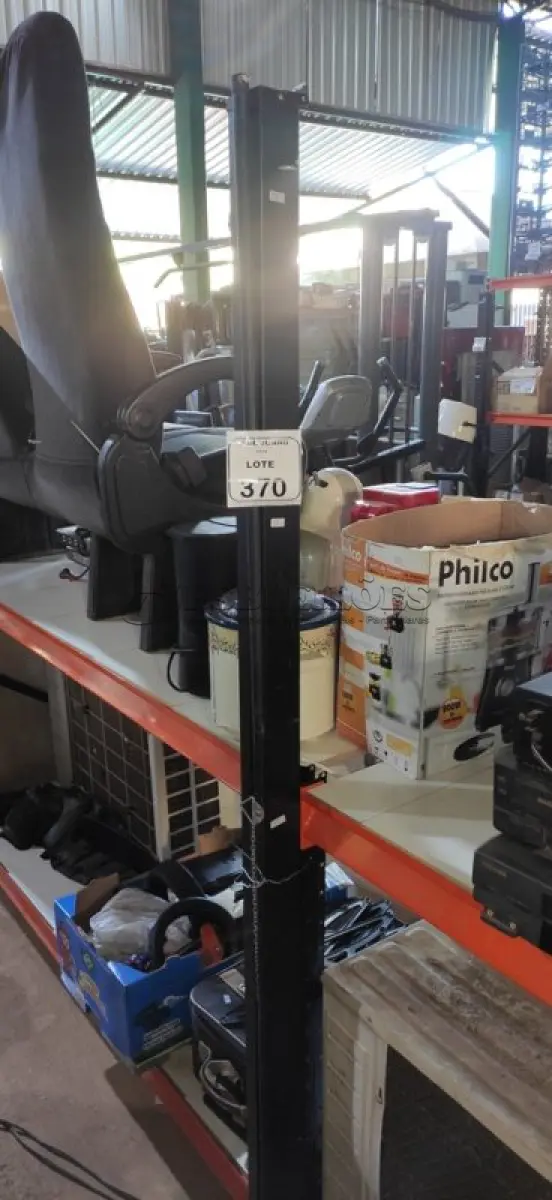 LOTE 370 - 01 TELA DE PROJEÇÃO RETRÁTIL. (NO ESTADO) ATENÇÃO! FAZER A VISITAÇÃO ANTES DE ARREMATAR, NÃO SABEMOS SE FUNCIONA, LEILÃO NÃO TEM GARANTIA E NEM DEVOLUÇÃO, SUJEITO A POSSÍVEIS AVARIAS VISÍVEIS/OCULTAS E/OU AUSÊNCIA DE COMPONENTES.