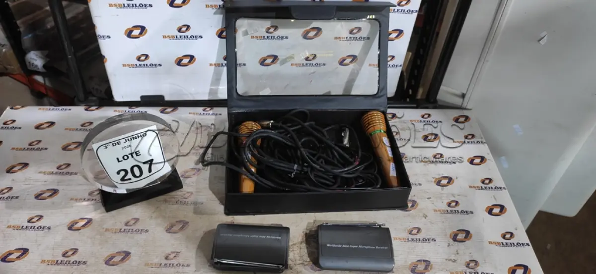LOTE 207 - 02 MICROFONES COM CABOS MARCA SONY. (NO ESTADO) ATENÇÃO! FAZER A VISITAÇÃO ANTES DE ARREMATAR, NÃO SABEMOS SE FUNCIONA, LEILÃO NÃO TEM GARANTIA E NEM DEVOLUÇÃO, SUJEITO A POSSÍVEIS AVARIAS VISÍVEIS/OCULTAS E/OU AUSÊNCIA DE COMPONENTES.